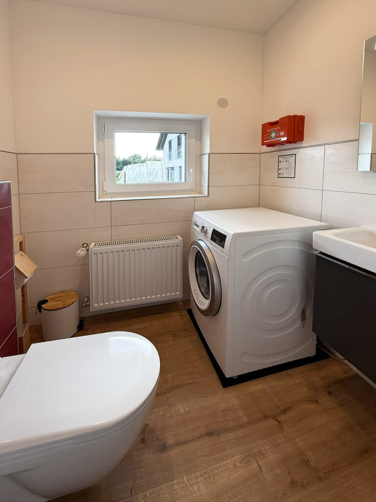 separate toilette 